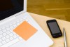 Laptop, telefoon en post-it