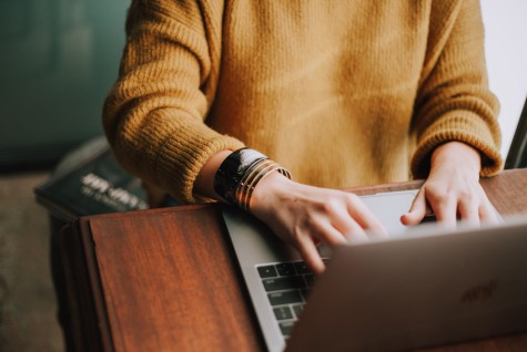 Laptop vrouw typen.jpg