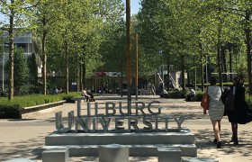 Tilburg University buiten met logo 705x220.jpg