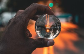 Focus bekijken ondersteboven glazen bol 705xx220.jpg