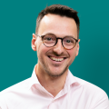 Transitietaal - Jens van der Weele (teal achtergrond portret).png