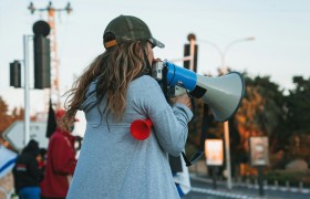 Protest_polarisatie_megafoon