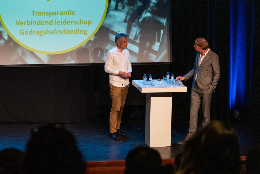 PubCom 2021 sprekers podium 950x635.jpg