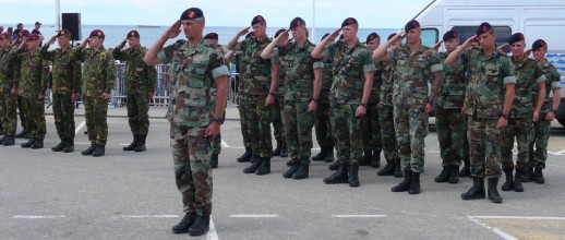 140717 saluerende soldaten.jpg