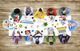 Samenwerken groep tafel bovenaf.jpg