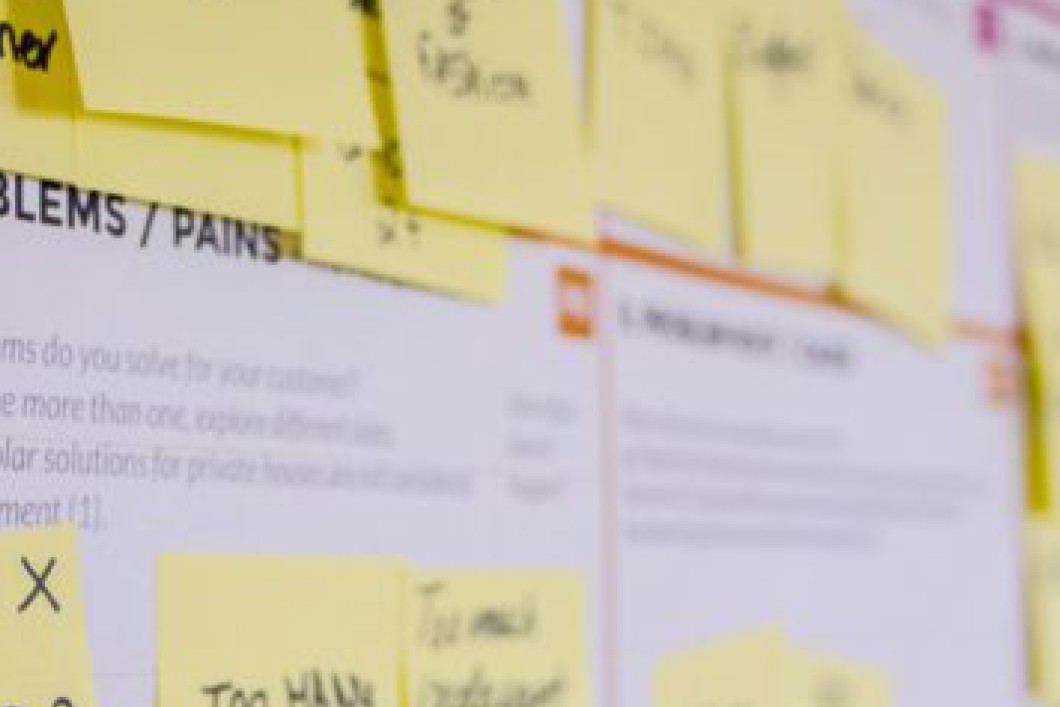 Design thinking post-it brainstorm probleem 705x220.jpg