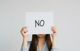 Vrouw_met_bord_en_letters_no