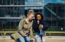 Vriendinnen-zitten-samen-op-de-telefoon-scaled-mediawijsheid.jpg