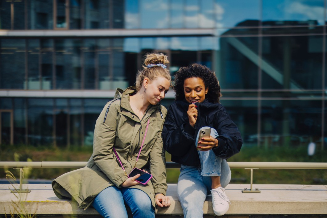 Vriendinnen-zitten-samen-op-de-telefoon-scaled-mediawijsheid.jpg
