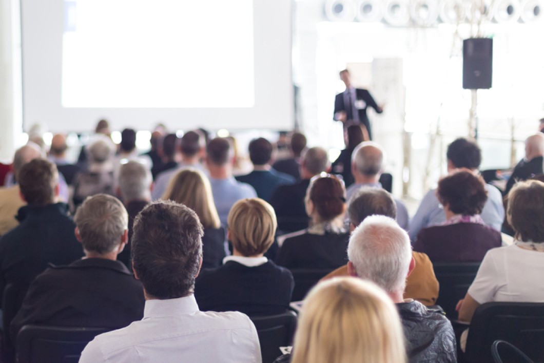 Bijeenkomst event spreker op podium.jpg