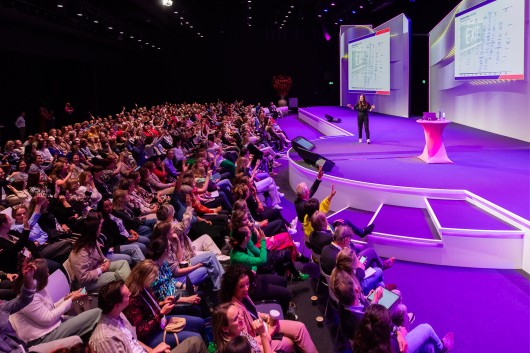 Zaal en podium vanaf rechts op het congres C-day24.jpg