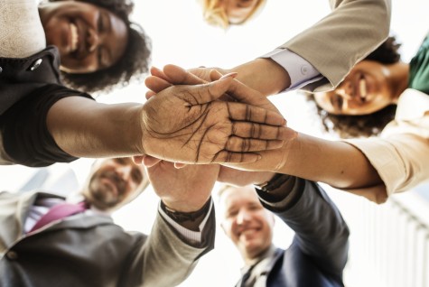 Team teamwork samenwerken groep handen op elkaar.jpg