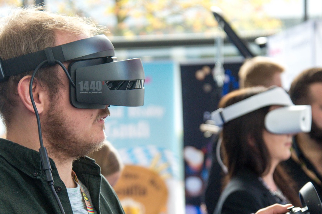 Virtual Reality VR 705x220.jpg