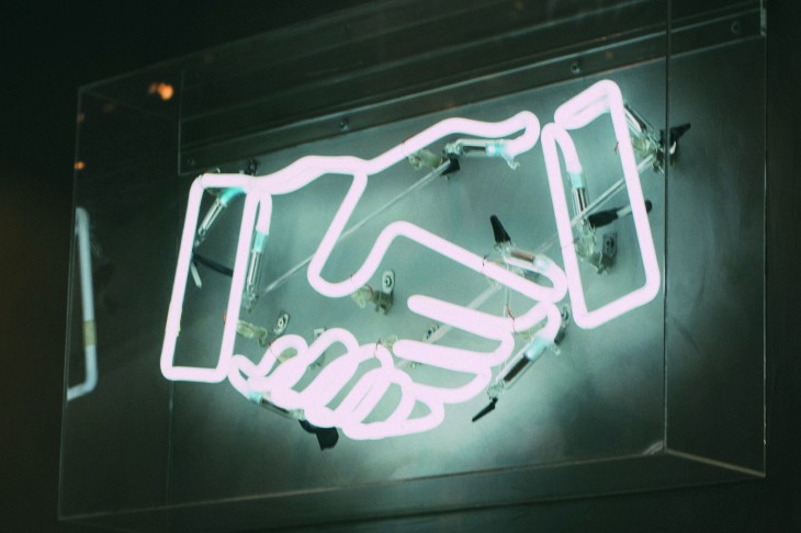 Neon handen schudden