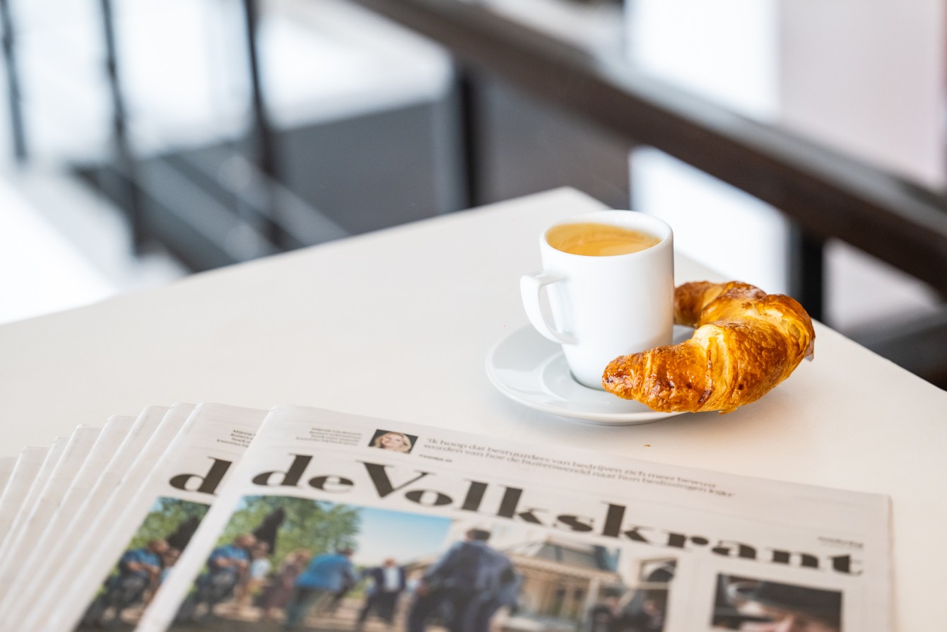 Een krantje en een croissantje om de dag te beginnen