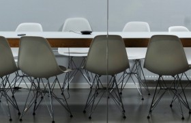 Lege vergaderzaal 705x220.jpg