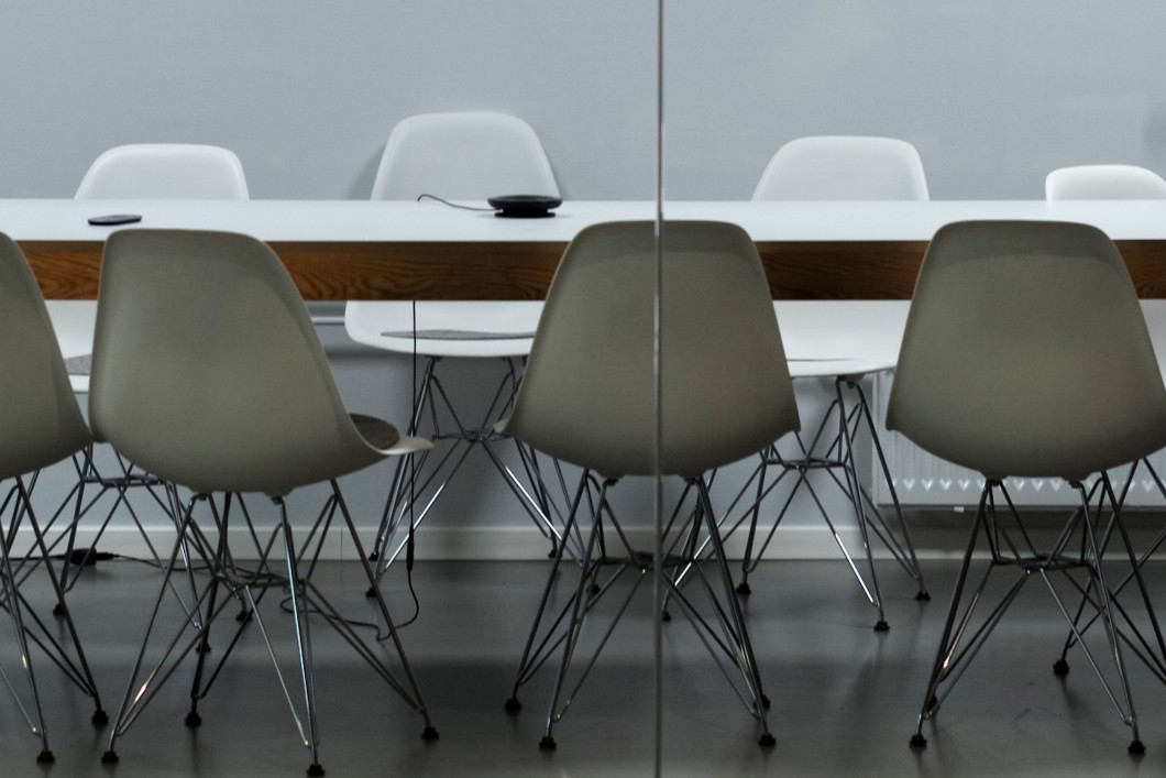 Lege vergaderzaal 705x220.jpg