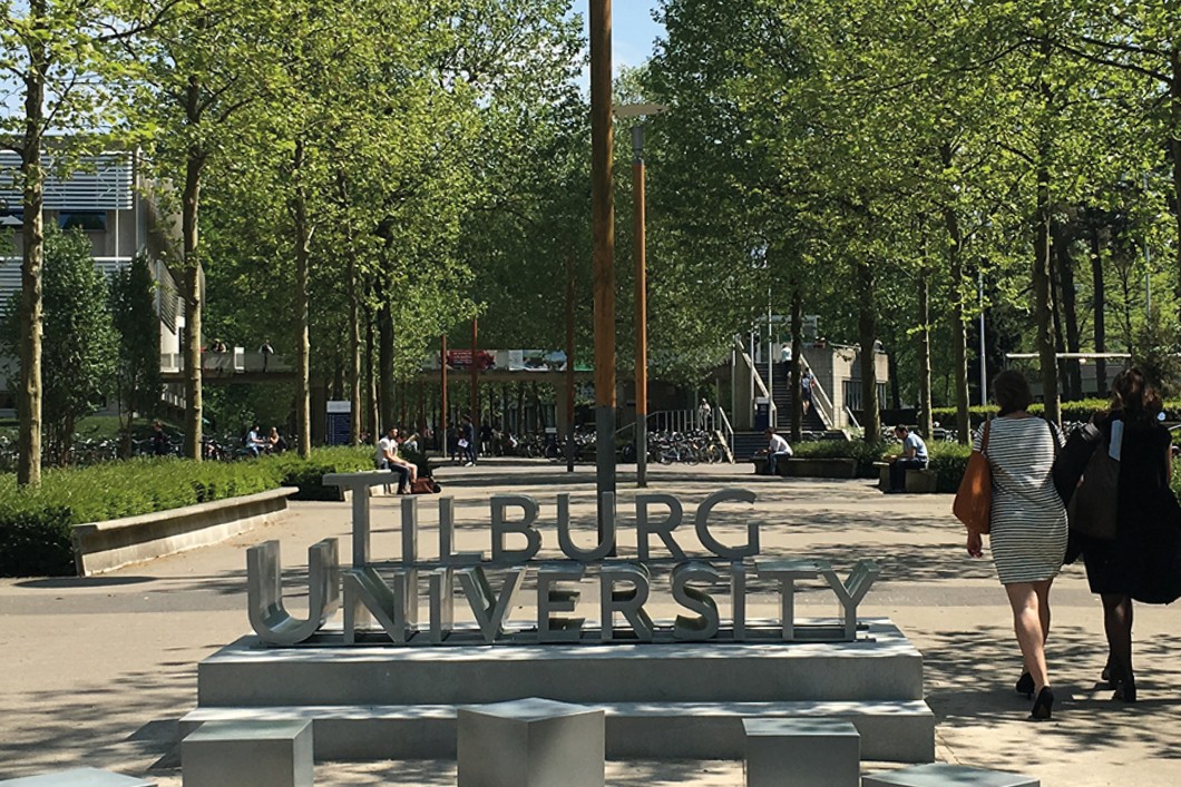 Tilburg University buiten met logo 705x220.jpg